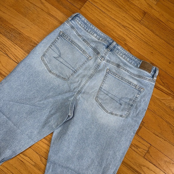 American Eagle Mom Jeans 14 Light Wash High Rise Relaxed Tapered Strigid Denim - Picture 6 of 12